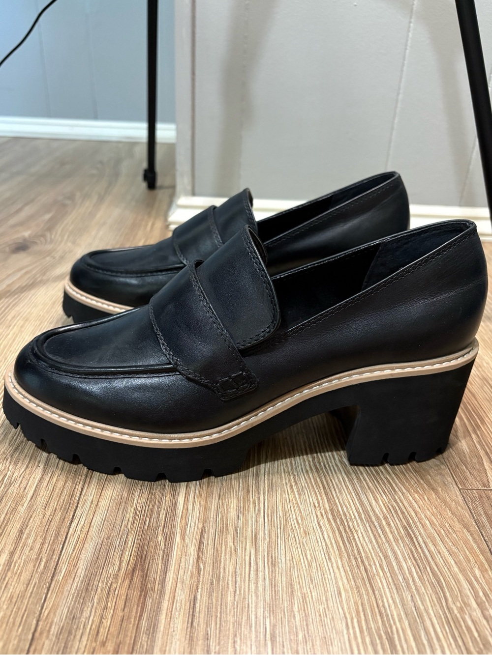 Dolce Vita women’s Halona Black Leather Loafers NWOT